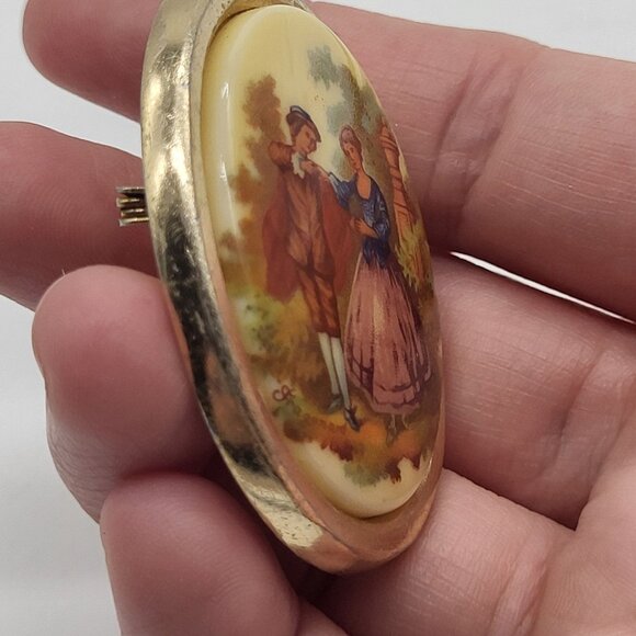 VTG Fragonard Couple Courting Brooch Pin Hong Kong Gold Tone - Picture 3 of 9